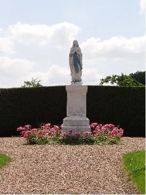 Statue de la Vierge à Saint-Quentin-des-Isles