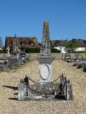 Monument aux morts du cimetière de Pacy-sur-Eure
