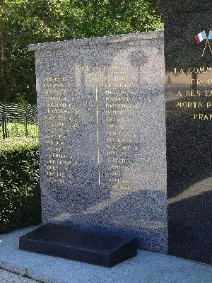 Monument aux Morts de la mairie de Serquigny