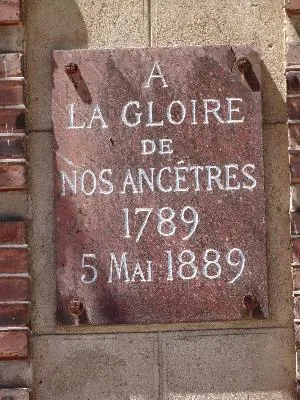 Plaque A la gloire de nos ancêtres 1789 sur la mairie d'Ivry-la-Bataille