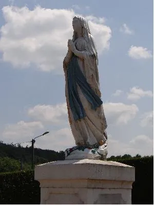 Statue de la Vierge à Saint-Quentin-des-Isles