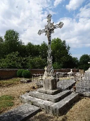 Croix du cimetière de Lilly