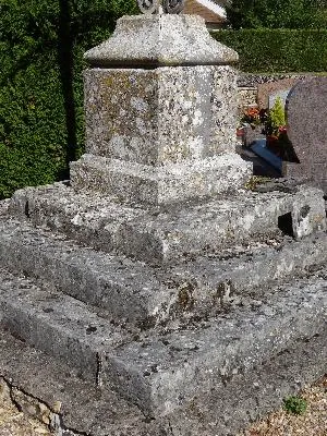 Croix du cimetière de Guichainville