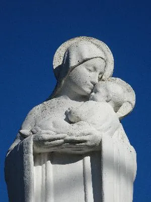 Statue de la Vierge à Faverolles-la-Campagne