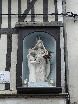Statue de Sainte-Anne à Bernay