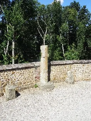 Calvaire ancien de l'église Saint-Hilaire de Neaufles-Auvergny