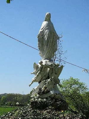 Statue de la Vierge de Ménilles