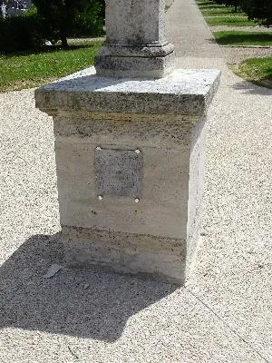 Croix du cimetière Saint-Louis à Évreux
