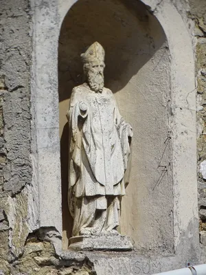 Statue d'un évêque à Écos