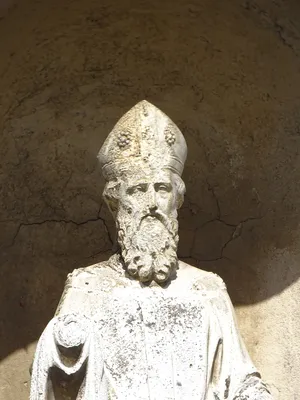 Statue d'un évêque à Écos