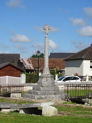 Croix du cimetière de Saint-Ouen-de-Thouberville