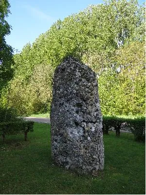 Menhir de la Basse Crémonville à Val-de-Reuil