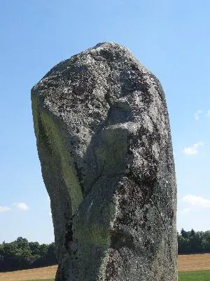 Menhir dit La Pierre de Gargantua à Neaufles-Auvergny