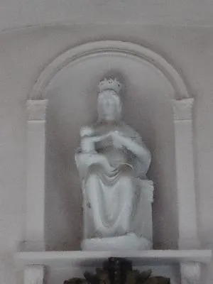 Statue de la Vierge à l'Enfant de l'église des Trois Marie de Guichainville
