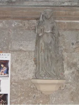 statue : Sainte Clotilde tenant la maquette d'une église sur un socle