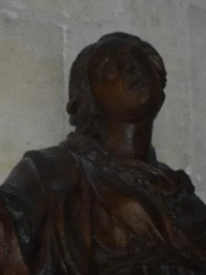 Statue de Sainte-Marthe dans l'église Saint-Pierre et Saint-Paul du Neubourg