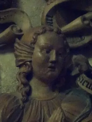 Bas-relief : Vierge des Litanies dans l'Abbatiale Saint-Taurin d'Évreux