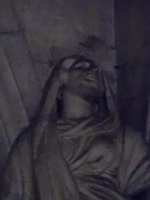 Statue : La Vierge dans l'église Sainte-Croix de Bernay