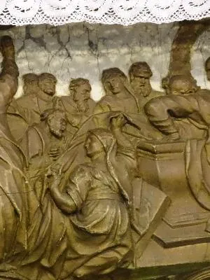 Bas-relief : Les Apôtres au tombeau de la Vierge dans l'Église de la Sainte-Trinité de Pinterville