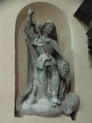 groupe sculpté (petite nature) : Saint Michel combattant le dragon
