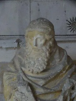 Statue : Saint-André portant sa croix dans l'Abbaye Notre-Dame du Bec-Hellouin