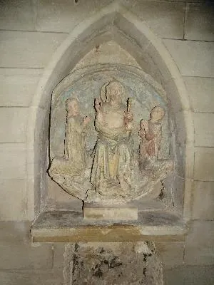 Haut-relief : Le Christ entre la Vierge et Saint-Jean dans l'Église Saint-André du Bec-Hellouin