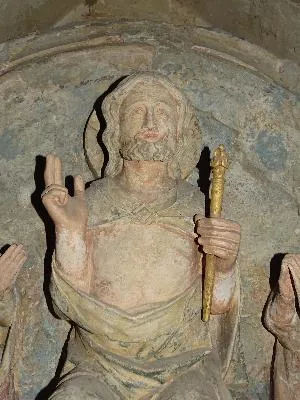 Haut-relief : Le Christ entre la Vierge et Saint-Jean dans l'Église Saint-André du Bec-Hellouin