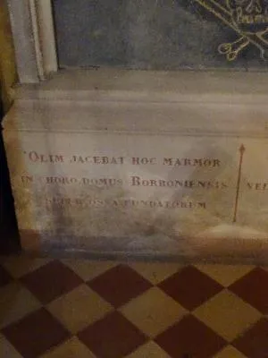Plaque funéraire : épitaphe des princes de Bourbon dans l'Église Saint-Georges d'Aubevoye