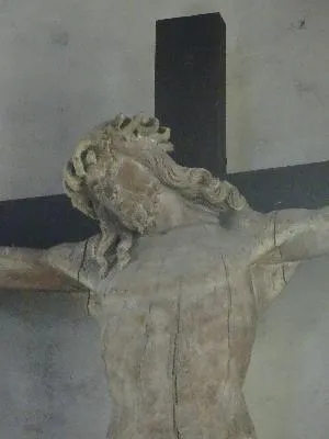 Statue : Christ en croix dans l'Église Saint-Ouen de Gaillon