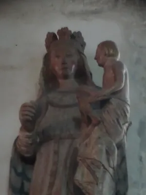 Statue de la Vierge à l'Enfant à l'oiseau dans l'église de Gasny