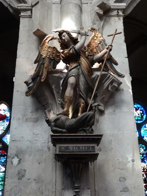 groupe sculpté : Saint Michel terrassant le démon