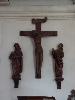 trois statues de poutre de gloire : Christ en croix, Vierge et Saint Jean