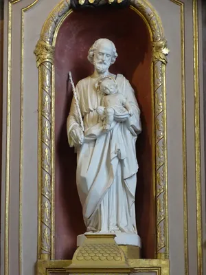 six statues : Saint Joseph, Sainte Geneviève, Saint Pierre, Saint Paul, Saint évêque (Saint Martin ou Saint Sulpice ?) et Sainte Philomène