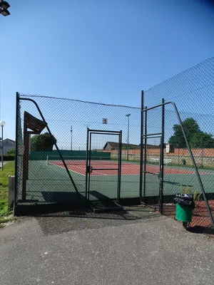 Court de Tennis extérieur à Écos