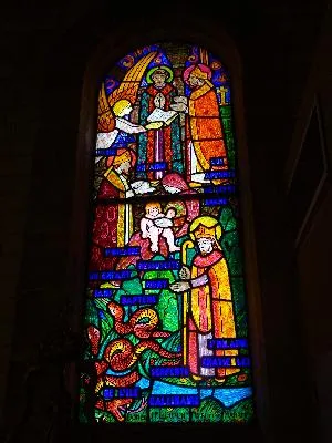 Baie 12 : A la Messe un ange lui apporte le livre sacré - St Hilaire ressuscite un enfant mort sans baptême - St Hilaire chasse les serpents de l'île Galinaire