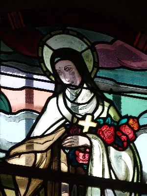 Vitrail Baie A : Ste Thérèse-de-l'Enfant-Jésus dans l'Église Notre-Dame d'Andé