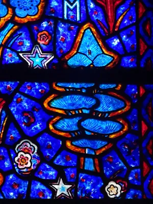 Vitrail Baie 1 - Symboles de la Vierge dans l'Église Saint-Hélier de Beuzeville