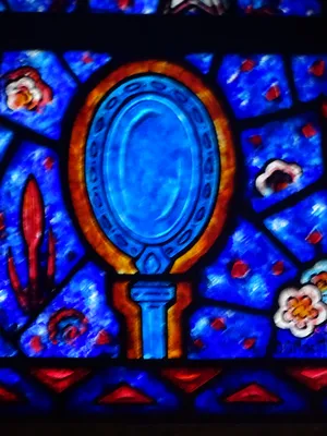 Vitrail Baie 1 - Symboles de la Vierge dans l'Église Saint-Hélier de Beuzeville