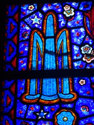 Vitrail Baie 3 - Symboles de la Vierge dans l'Église Saint-Hélier de Beuzeville
