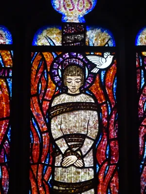 Vitrail Baie 12 - Sainte-Jeanne-d’Arc dans l'Église Saint-Hélier de Beuzeville