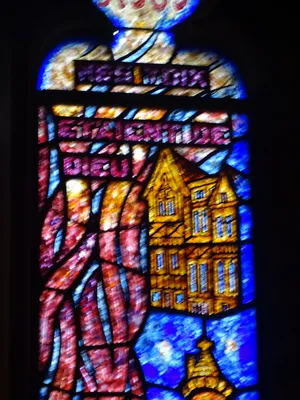 Vitrail Baie 12 - Sainte-Jeanne-d’Arc dans l'Église Saint-Hélier de Beuzeville