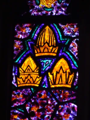 Vitrail Baie 14 - Symboles de Noël, l'Épiphanie, les Rameaux et Pâques dans l'Église Saint-Hélier de Beuzeville