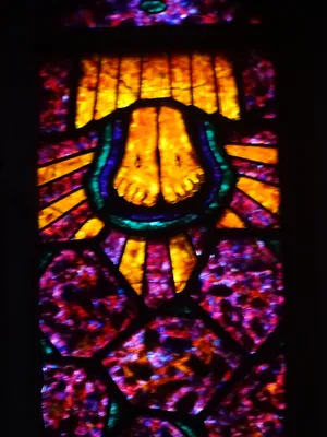 Vitrail Baie 15 - Symboles de l'Ascension, la Pentecôte, la Fête-Dieu et le Christ-Roi dans l'Église de Beuzeville