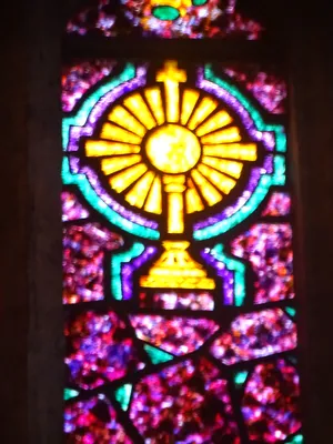 Vitrail Baie 15 - Symboles de l'Ascension, la Pentecôte, la Fête-Dieu et le Christ-Roi dans l'Église de Beuzeville