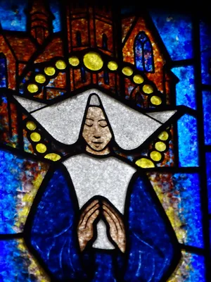 Vitrail Baie 5 : Bienheureuse Madeleine Fontaine dans l'Église d'Étrépagny