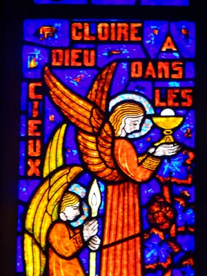 Vitrail Baie 12 : Gloire à Dieu dans les Cieux - Paix aux Hommes de bonne volonté dans l'Église d'Étrépagny