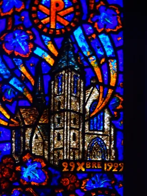 Vitrail Baie 12 : Gloire à Dieu dans les Cieux - Paix aux Hommes de bonne volonté dans l'Église d'Étrépagny