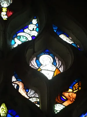 Vitrail Baie A : St Petrus - Calvaire - St Eutropus dans l'Église Notre-Dame du Mesnil-Jourdain