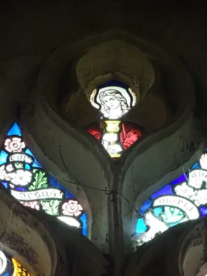 Vitrail Baie A : St Petrus - Calvaire - St Eutropus dans l'Église Notre-Dame du Mesnil-Jourdain