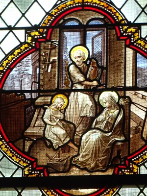 Vitrail Baie G : La Sainte Famille dans l'atelier de Saint-Joseph dans l'Église Saint-Paul de La Croix-Saint-Leufroy